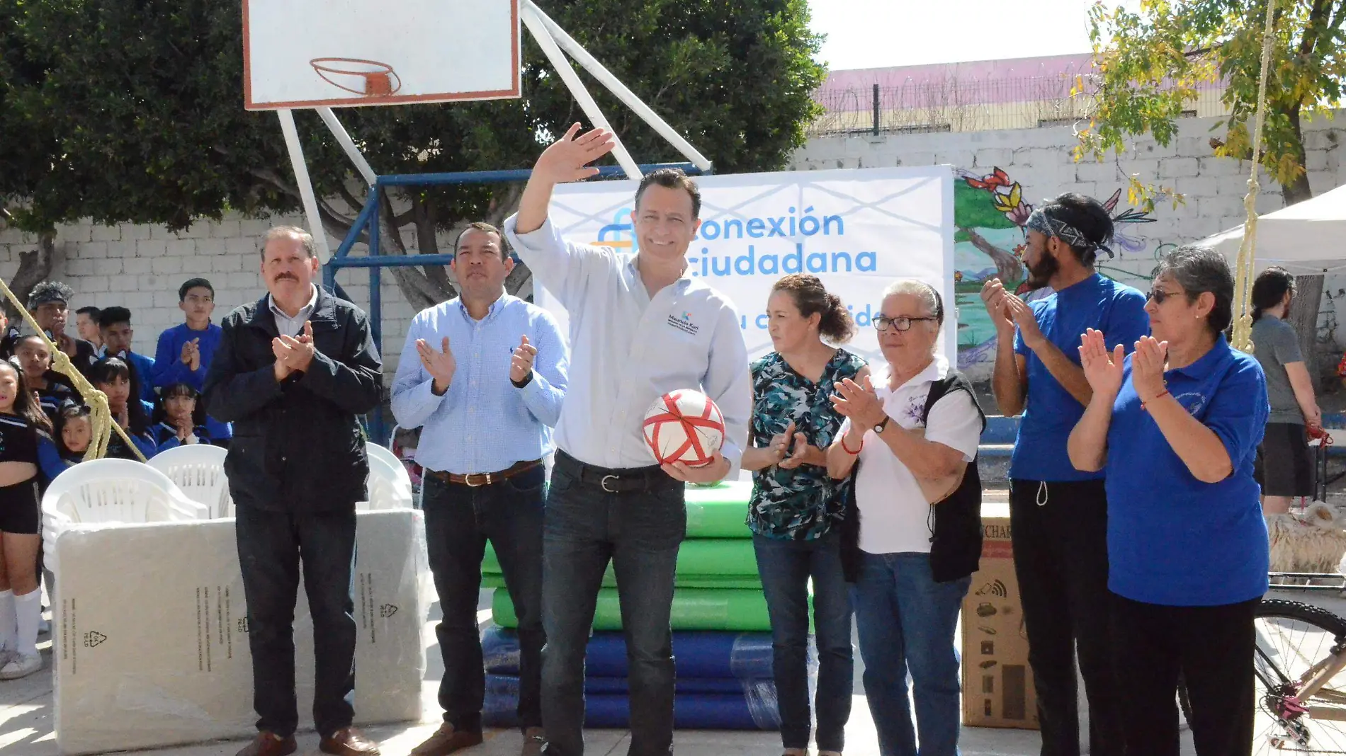 Durante el evento, Kuri González entregó apoyos.  Foto Luis Luévanos  El Sol de San Juan del Río.